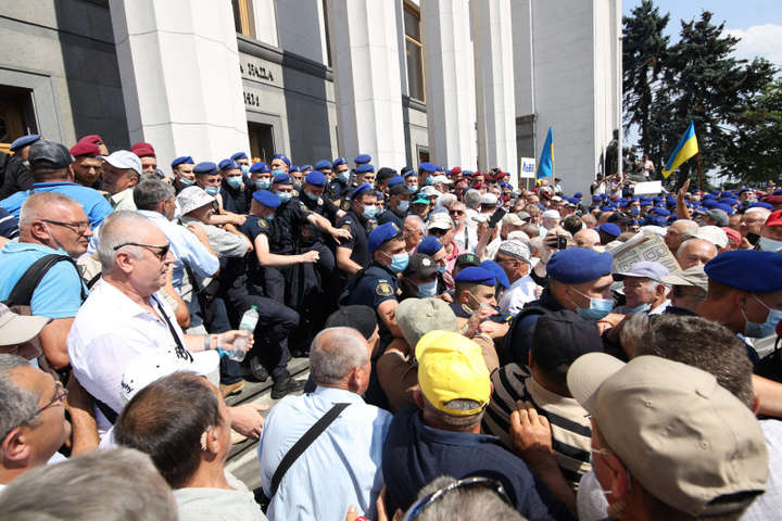 Ветерани-пенсіонери штурмують ВРУ, тривають сутички з поліцією