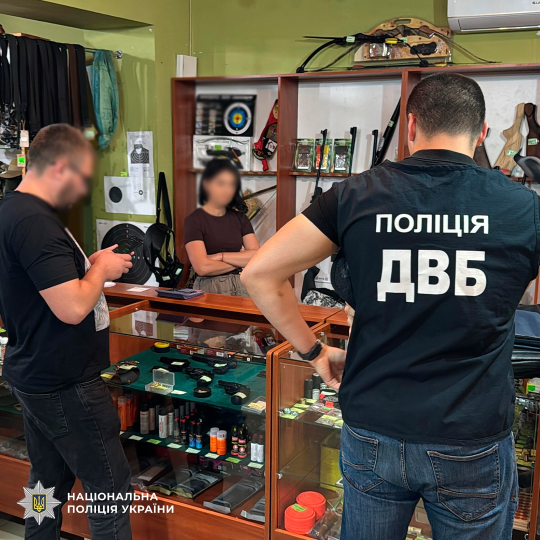 На Прикарпатті співвласниця мисливського магазину продавала дозволи на зброю