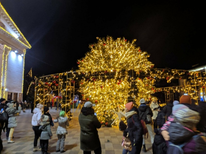 Великий український ялинкопад! ТОП святкових падінь від заходу до сходу