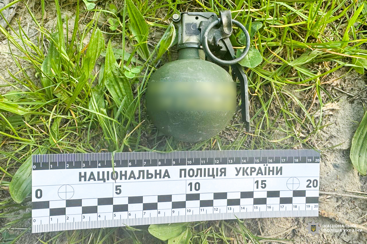 У Рівному чоловік знайшов у траві американську гранату