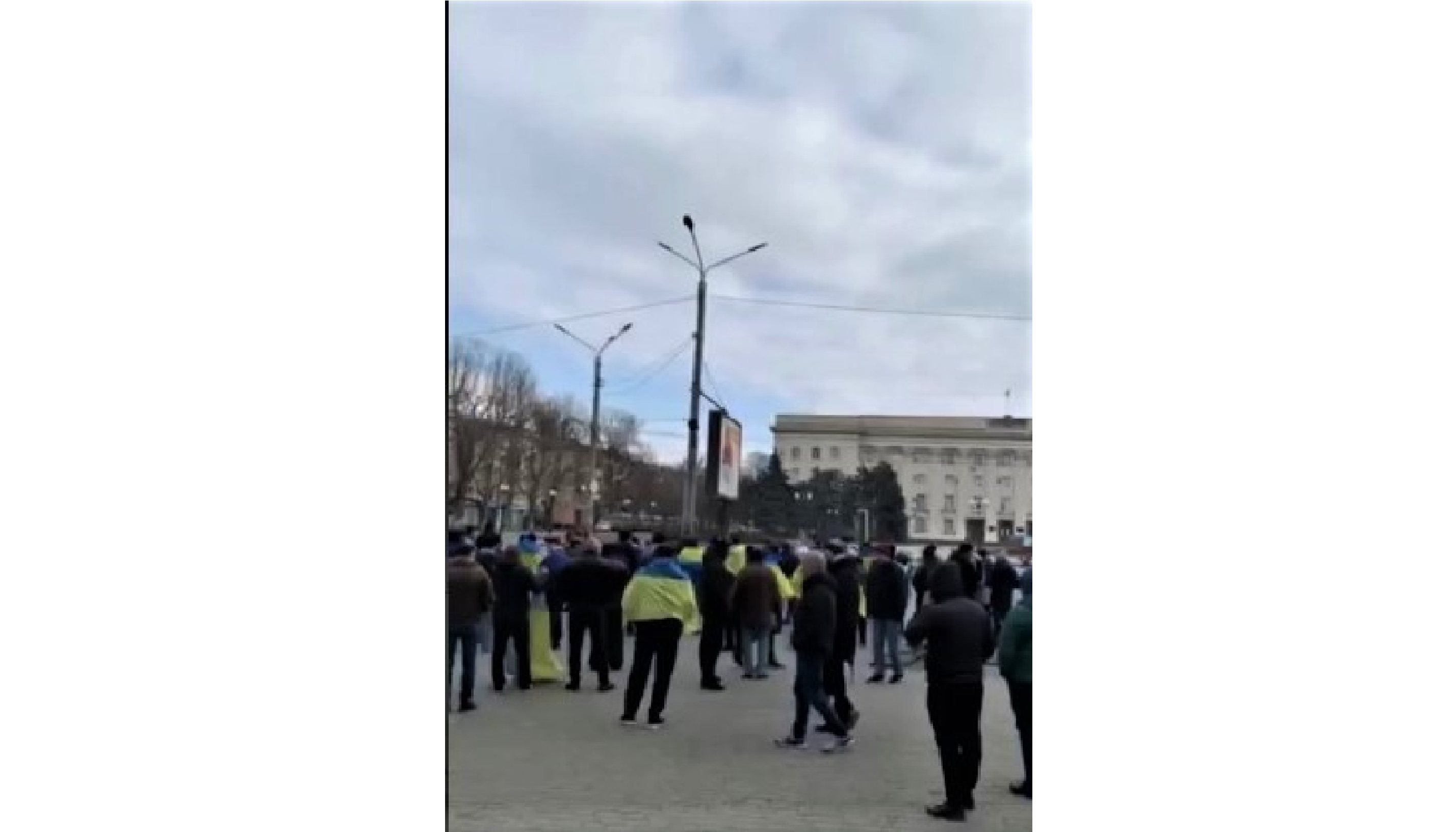 Херсонці вийшли на мітинги проти окупантів: їх зустріли з автоматами