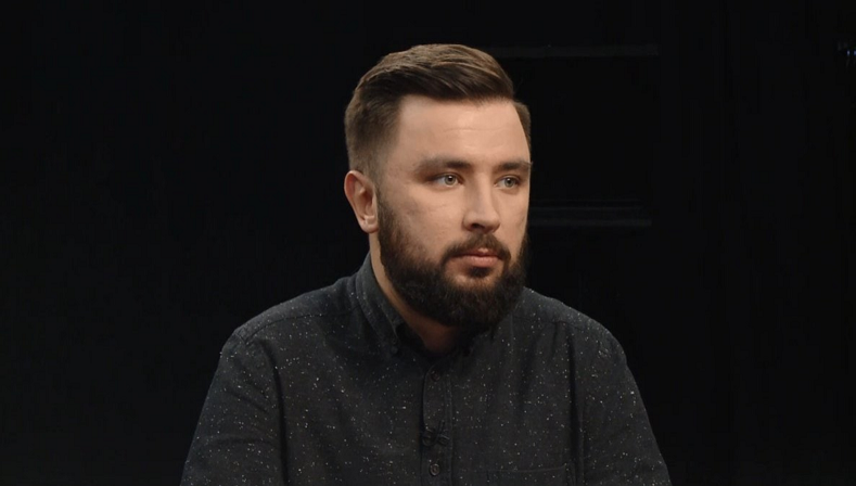 Київський активіст виявив на днищі свого авто пристрій для стеження