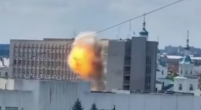 У Сумах дрон влучив у будівлю ОВА: з’явилося відео
