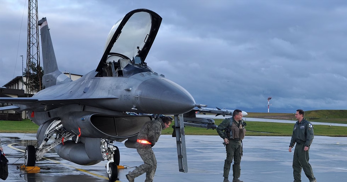 Перша група українських пілотів розпочала навчання в Данії на F-16