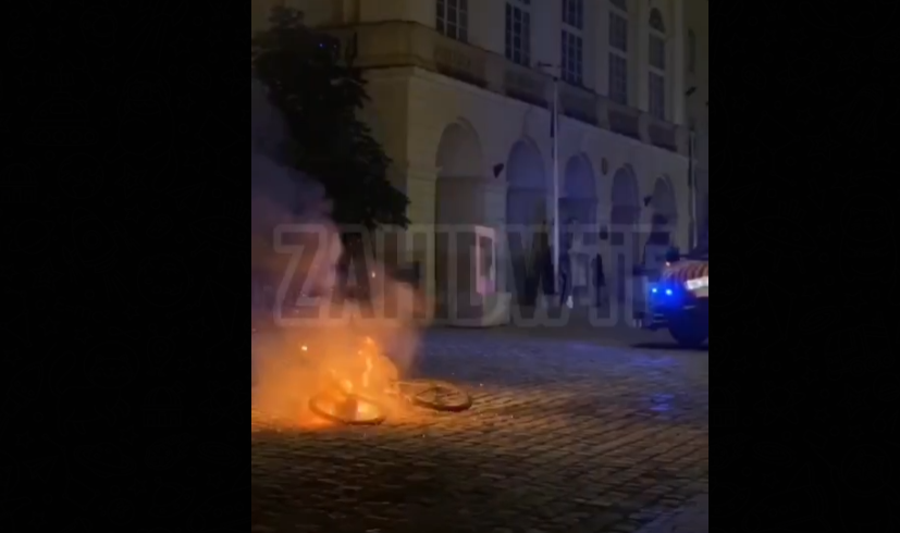 У Львові біля ратуші вночі спалахнув електровелосипед (ВІДЕО)