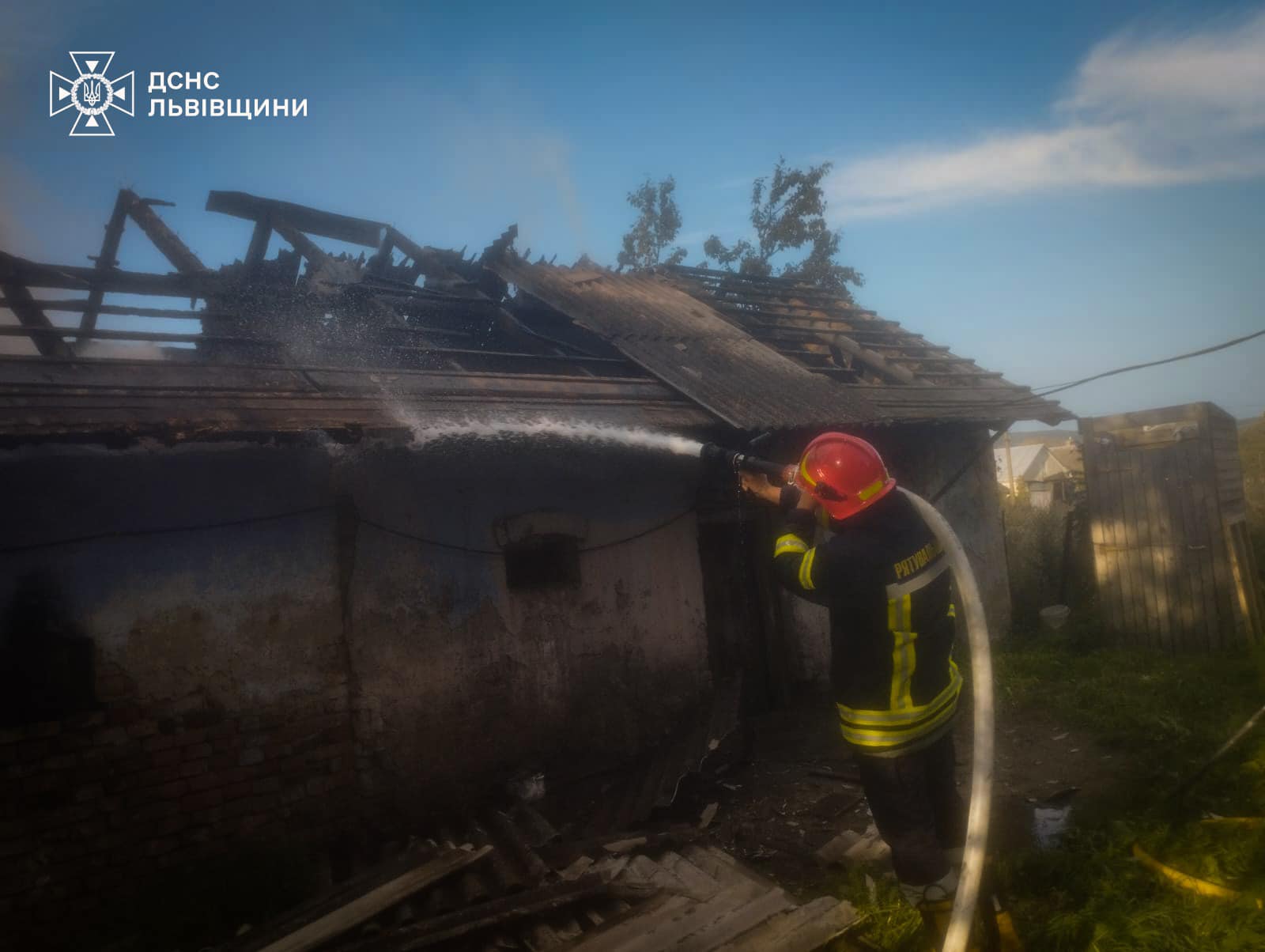 На Львівщині виникла пожежа в господарській будівлі