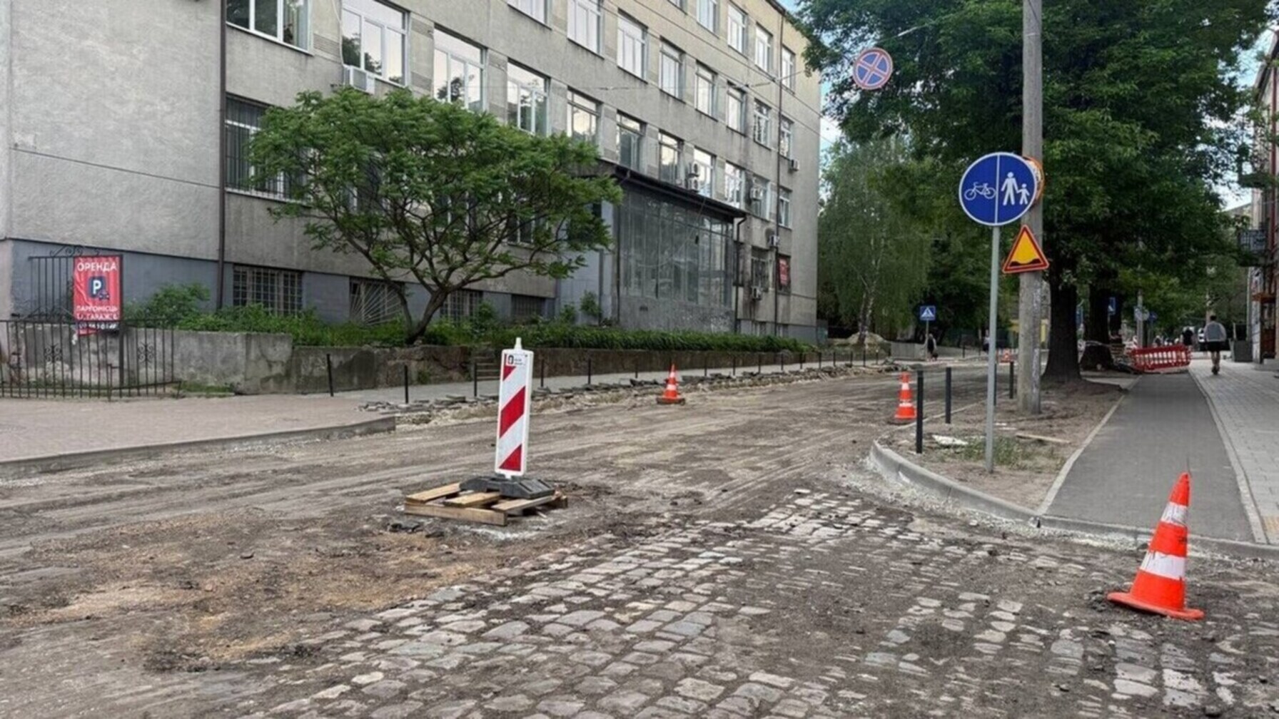 Ремонт вул. Героїв УПА у Львові: під асфальтом знову знайшли бруківку