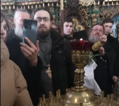 На Буковині на похороні бійця ЗСУ розгорівся скандал через священників УПЦ МП