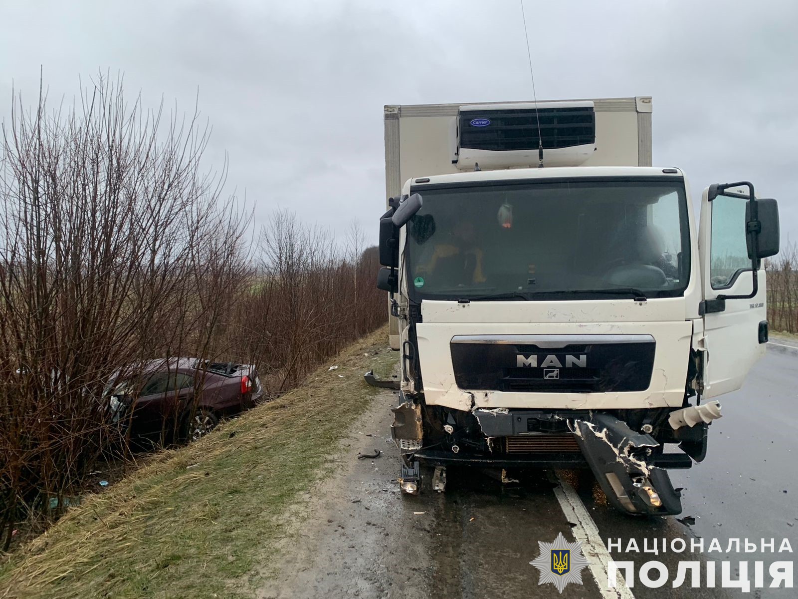 На Львівщині після зіткнення з фурою водій «Шкоди Октавії» опинився в лікарні