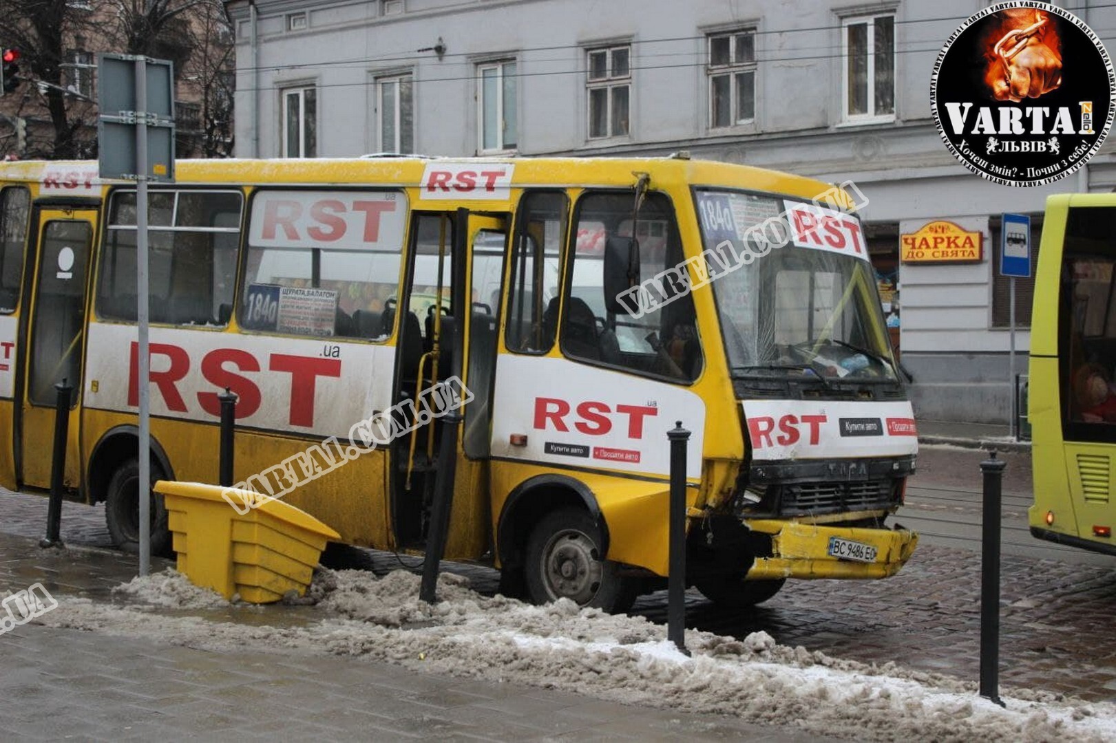 ДТП у центрі Львова. Водій маршрутки в'їхав в автівки, коли розмовляв по телефону