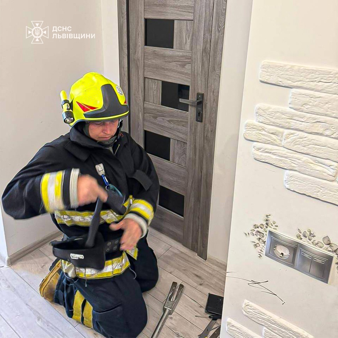 У Львові дворічна дитина зачинилася у ванній — її визволяли рятувальники