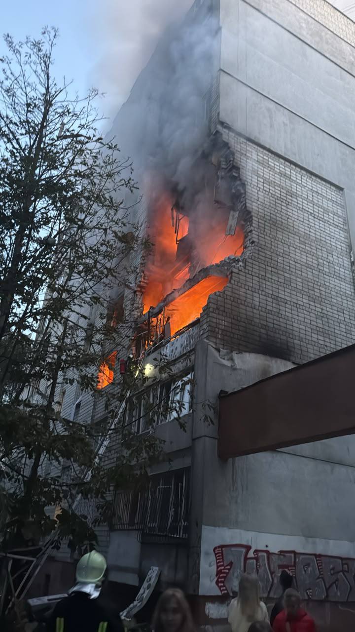 Рятувальники краном евакуйовують постраждалих із обстріляного житлового будинку у Львові (відео)