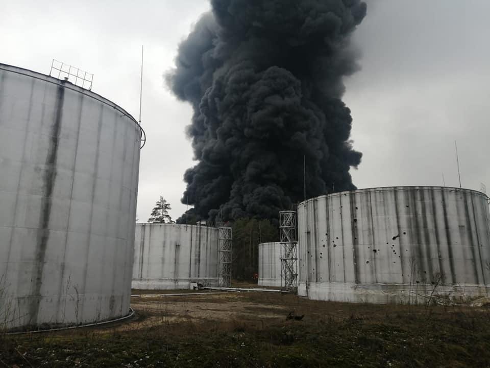 У Чернігові після обстрілів окупантів загорілася нафтобаза