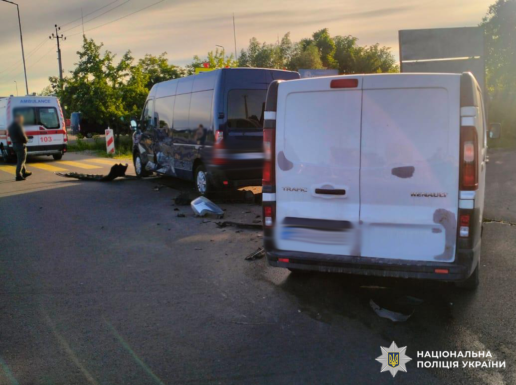 На Львівщині в автотрощу потрапили два мікроавтобуси: деталі аварії (фото)