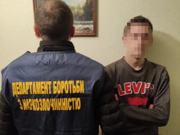 У Львові затримали 23-річного мешканця Рівненщини за розповсюдження наркотиків