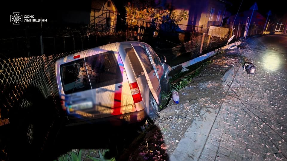 Вночі у Львові авто знесло електричний стовп: фото з місця аварії