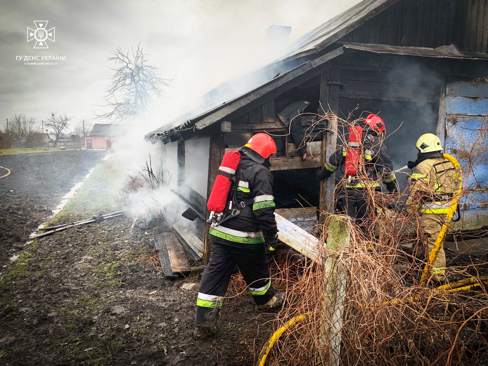 На Львівщині загорівся житловий будинок та ледь не згоріли дві будівлі