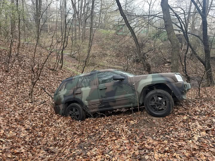 Стало відомо, хто покинув військове авто у львівському парку: відео з камер