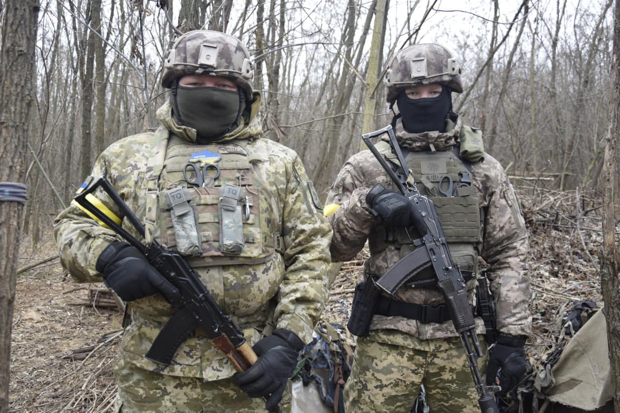 Прикордонники - батько і син  - «здали» артилеристам свій будинок, де штабувалися росіяни