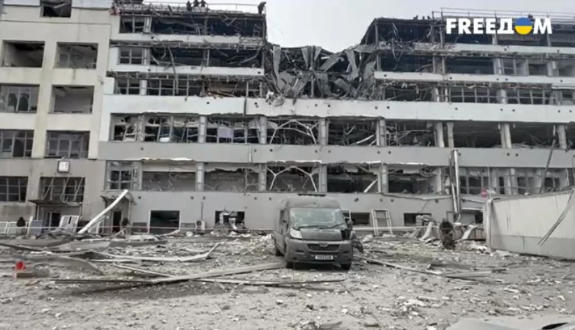 Внаслідок ракетної атаки по Києву зруйновано офіси державних телеканалів