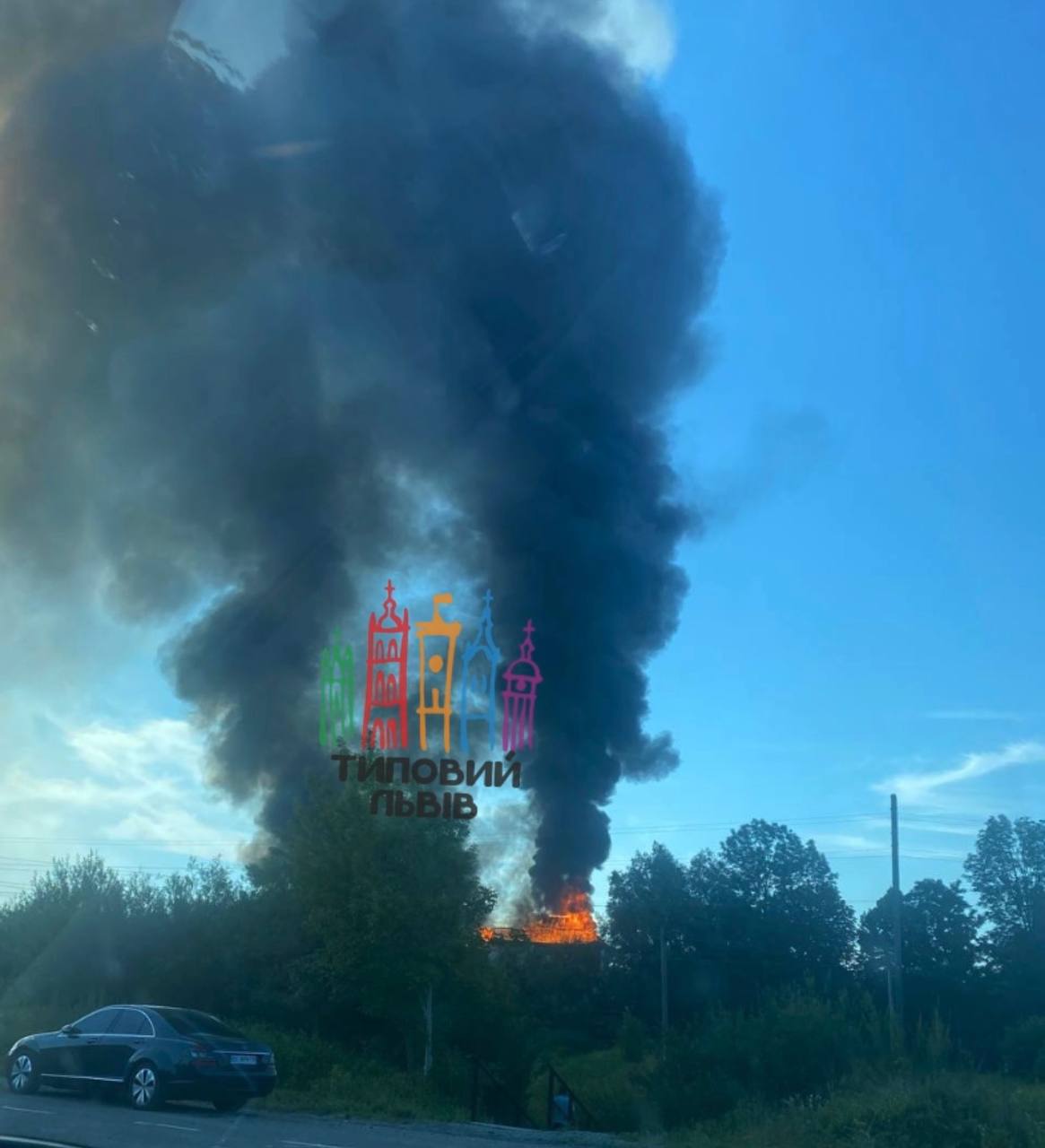Страшна ранкова пожежа, яку видно у Львові: з'явилося перше відео