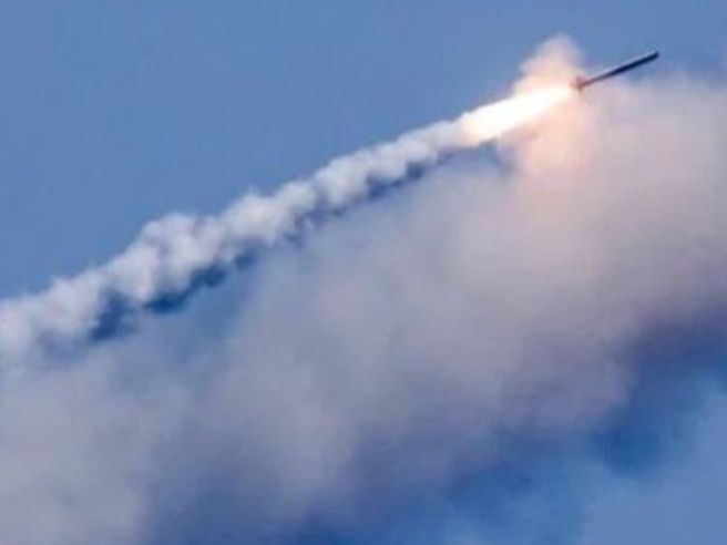 В Одесі через ракетний обстріл зайнялася пожежа