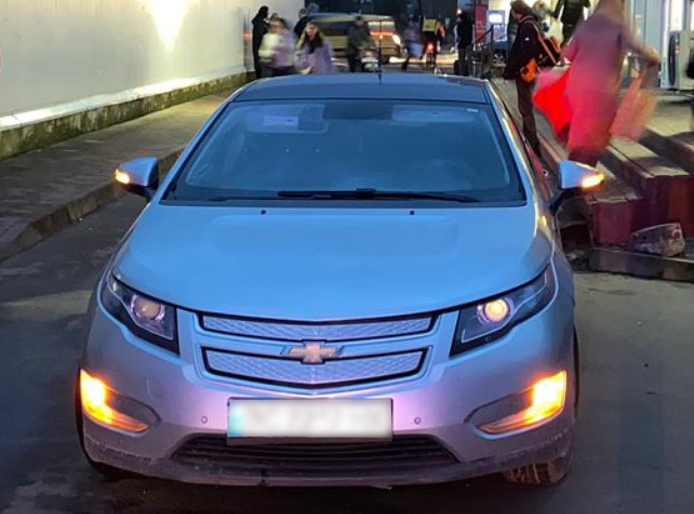 У Львові автомобіль збив літню жінку: пенсіонерку доставили до лікарні