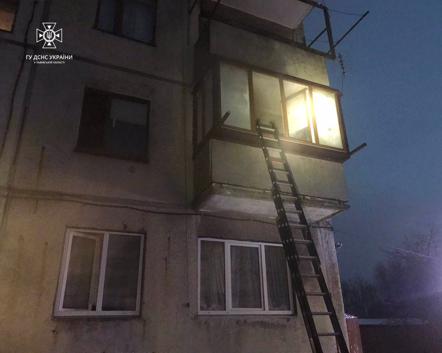 Загорівся акумулятор. На Львівщині через пожежу в квартирі батько і немовля опинилися в пастці