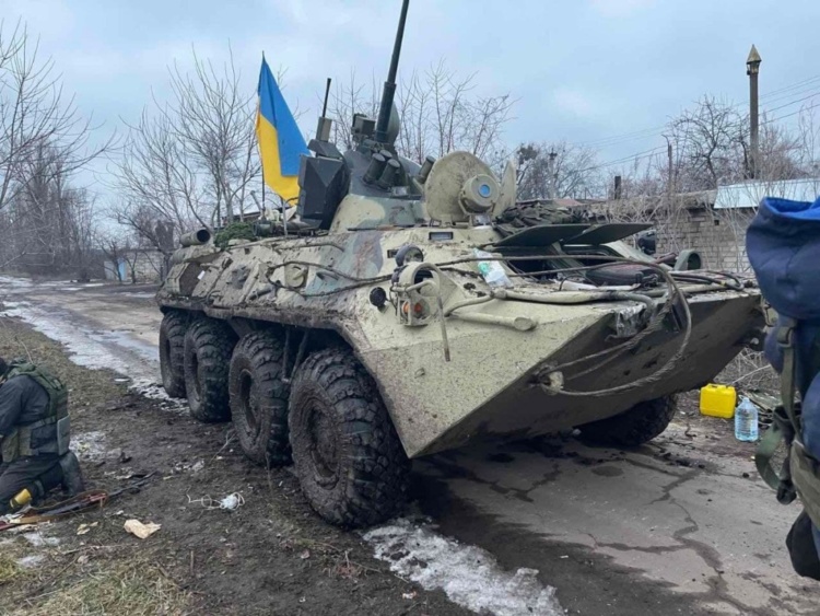 Російський БТР з українським прапором. ЗСУ показали новий трофей