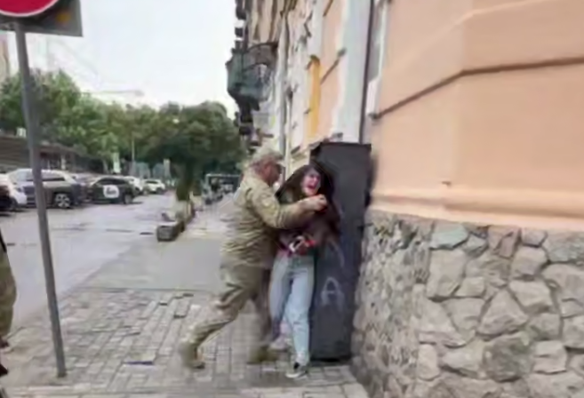 Застосував силу до жінки: у Львівському ТЦК відреагували на скандальне відео