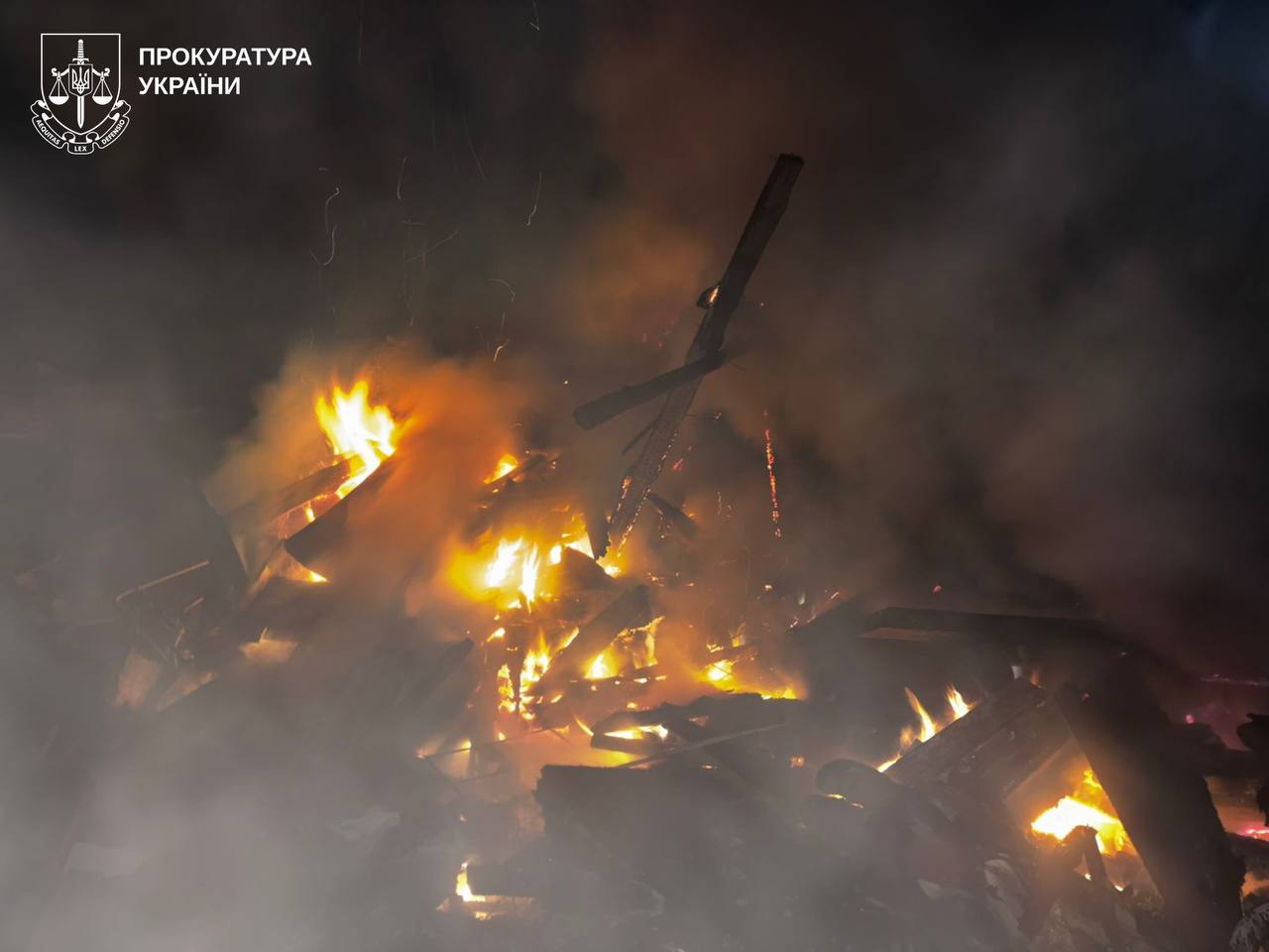 З’явилися фото з місця удару РФ по Богодухову, де загинули троє малюків та їхній батько