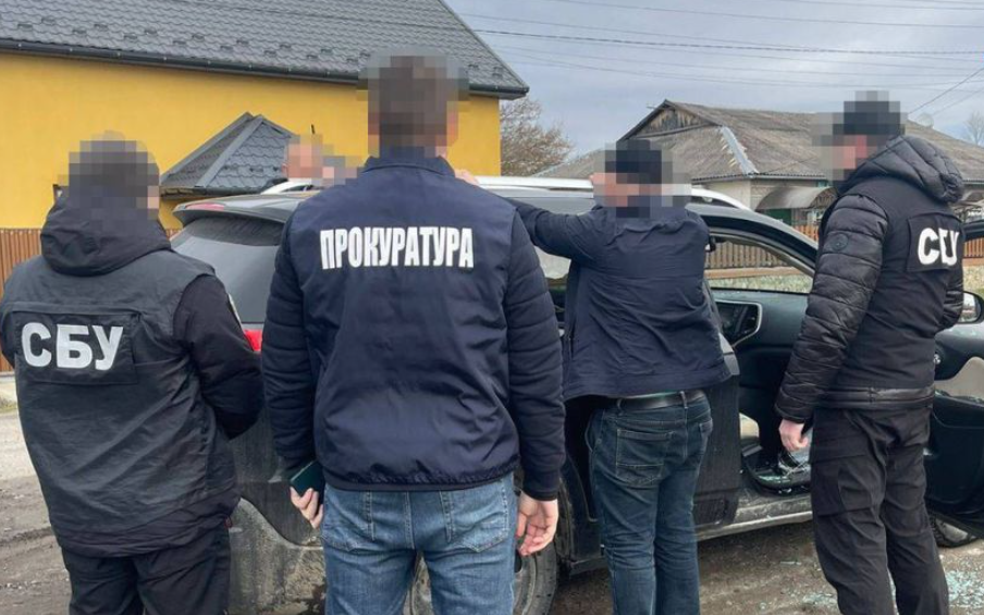 Продавав деревину: на Львівщині посадовця «Лісів України» впіймали на хабарі