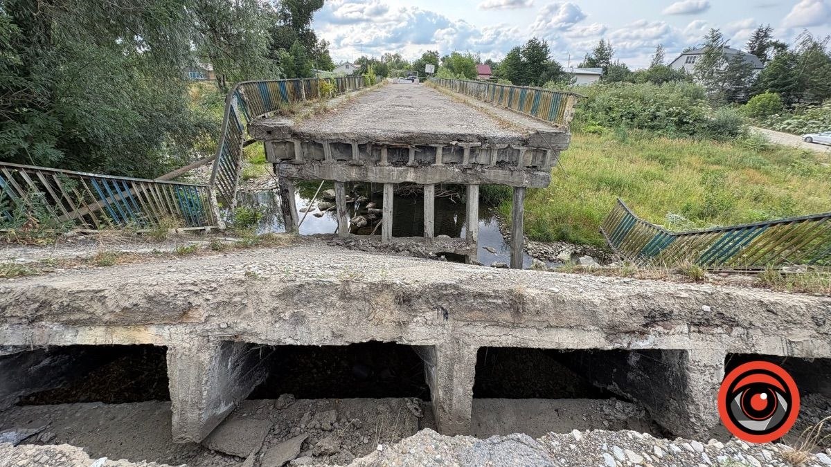 На Прикарпатті обвалився міст через річку: з'явилися перші фото