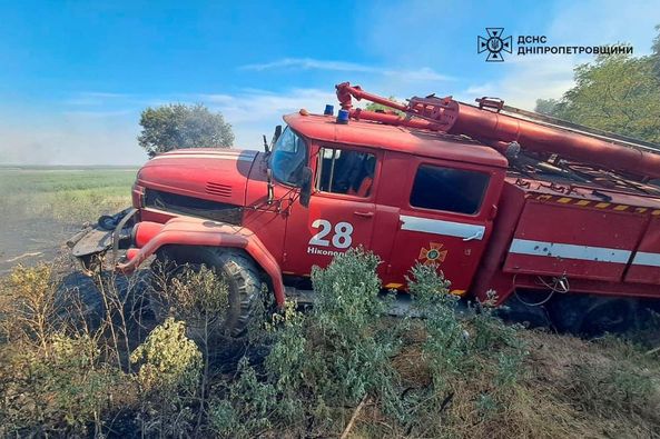 На Дніпропетровщині росіяни атакували дронами рятувальників: фото наслідків
