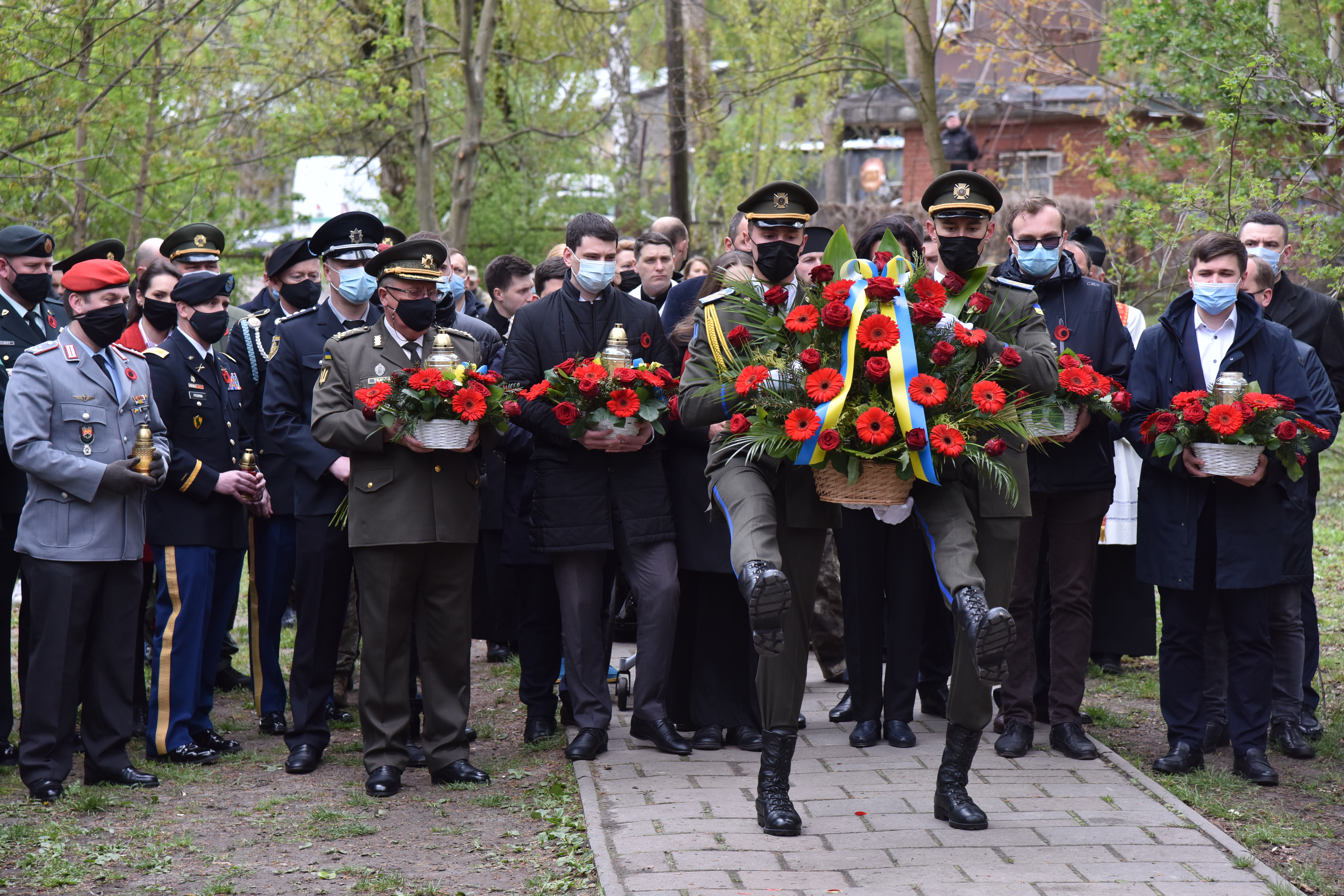 Червоні маки пам'яті: як у Львові та в інших містах відзначили День пам'яті та примирення