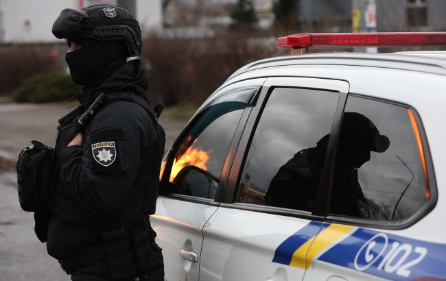 У Львові чоловік гуляв з пістолетом по парку: з'явилося відео, як його затримували