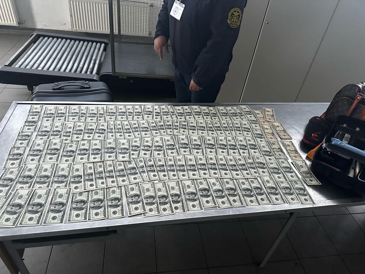 На Львівщині пасажирка мікроавтобуса намагалася вивезти за кордон понад 20 тисяч доларів