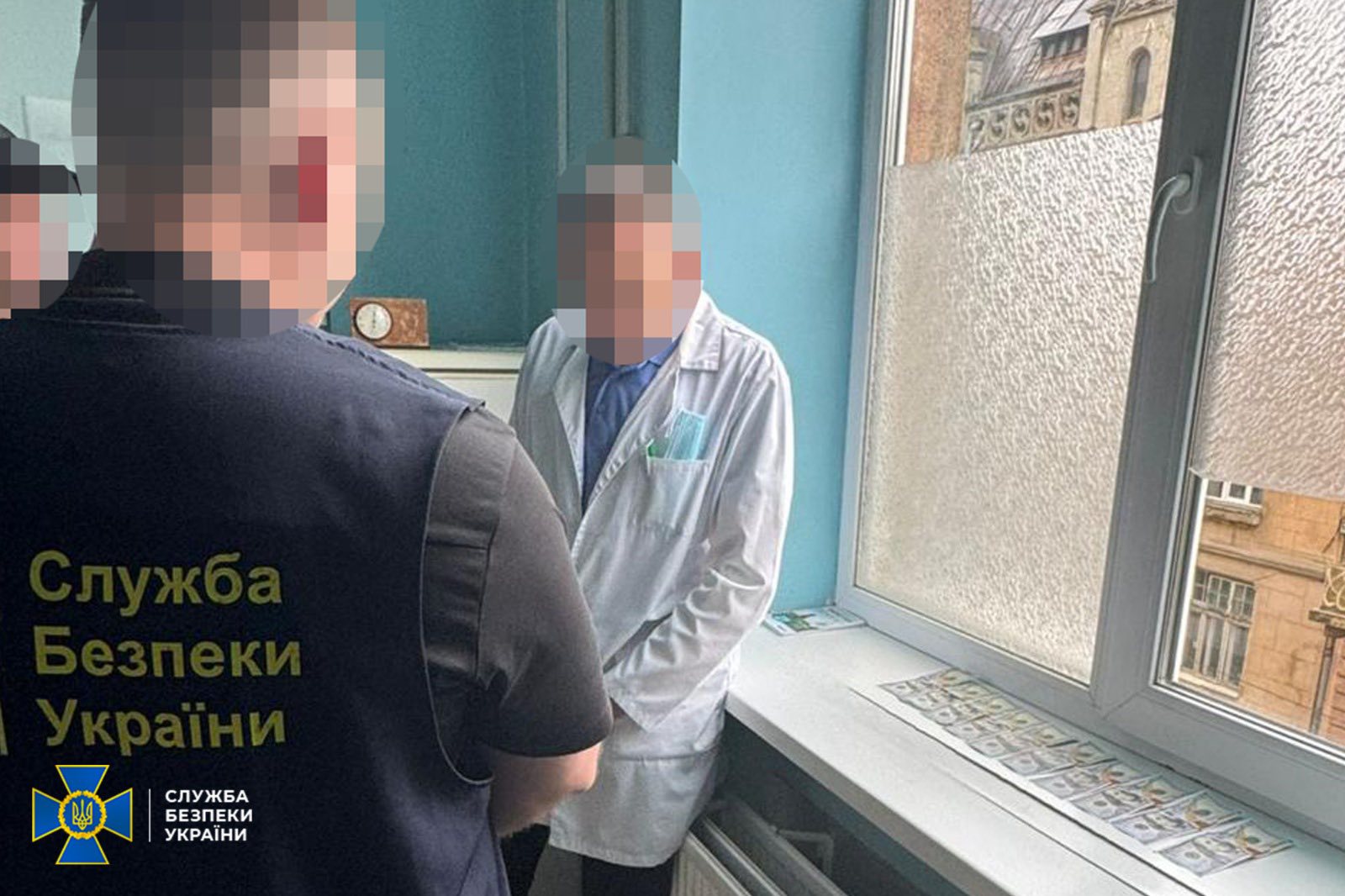 У Львові на хабарі спіймали лікаря-хірурга: деталі спецоперації (фото)