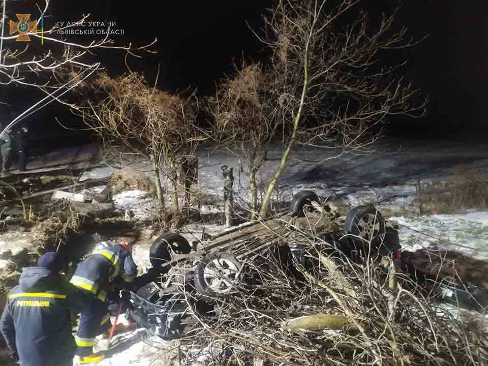 П’яний львів’янин влетів в електроопору: загинула пасажирка авта