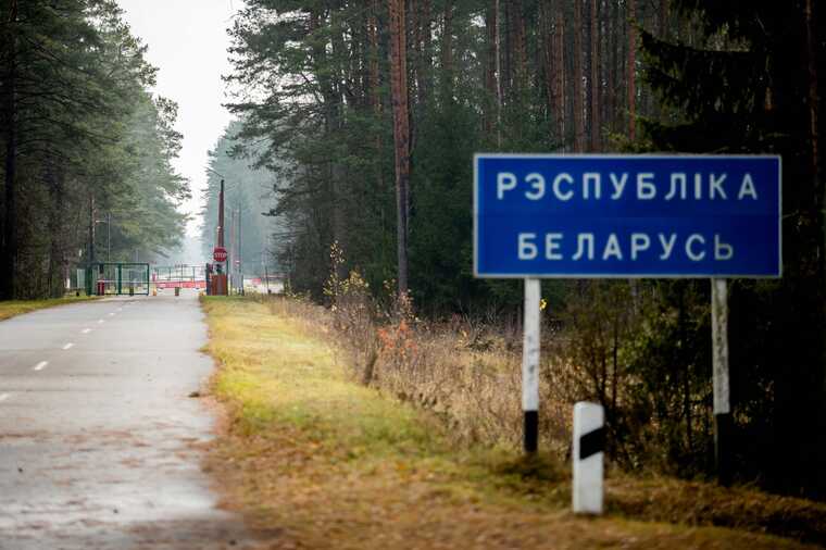 Росіяни звели лінію оборони впритул до кордону з Білоруссю. Супутникові знімки