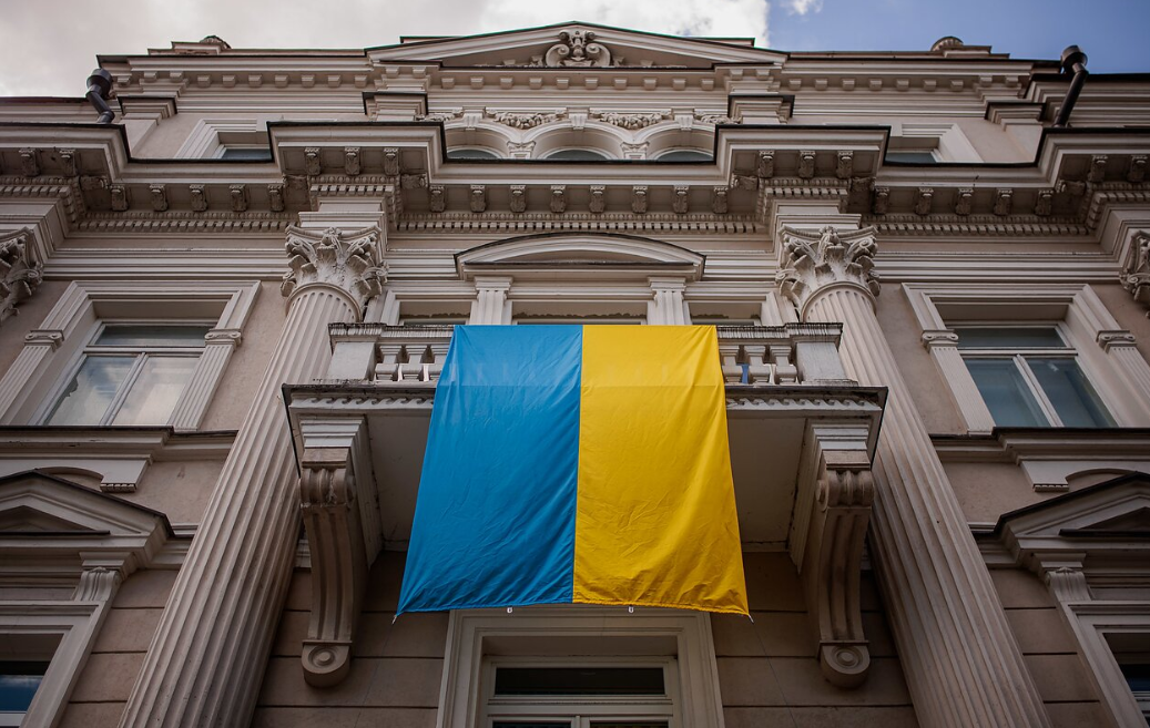 У Литві заарештували неадекватів, які зірвали та викинули прапор України у сміття