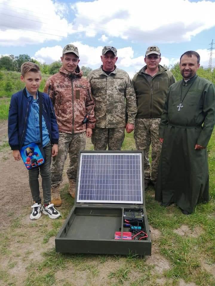 10-річний хлопець купив зарядний пристрій на сонячній батареї для українських військових