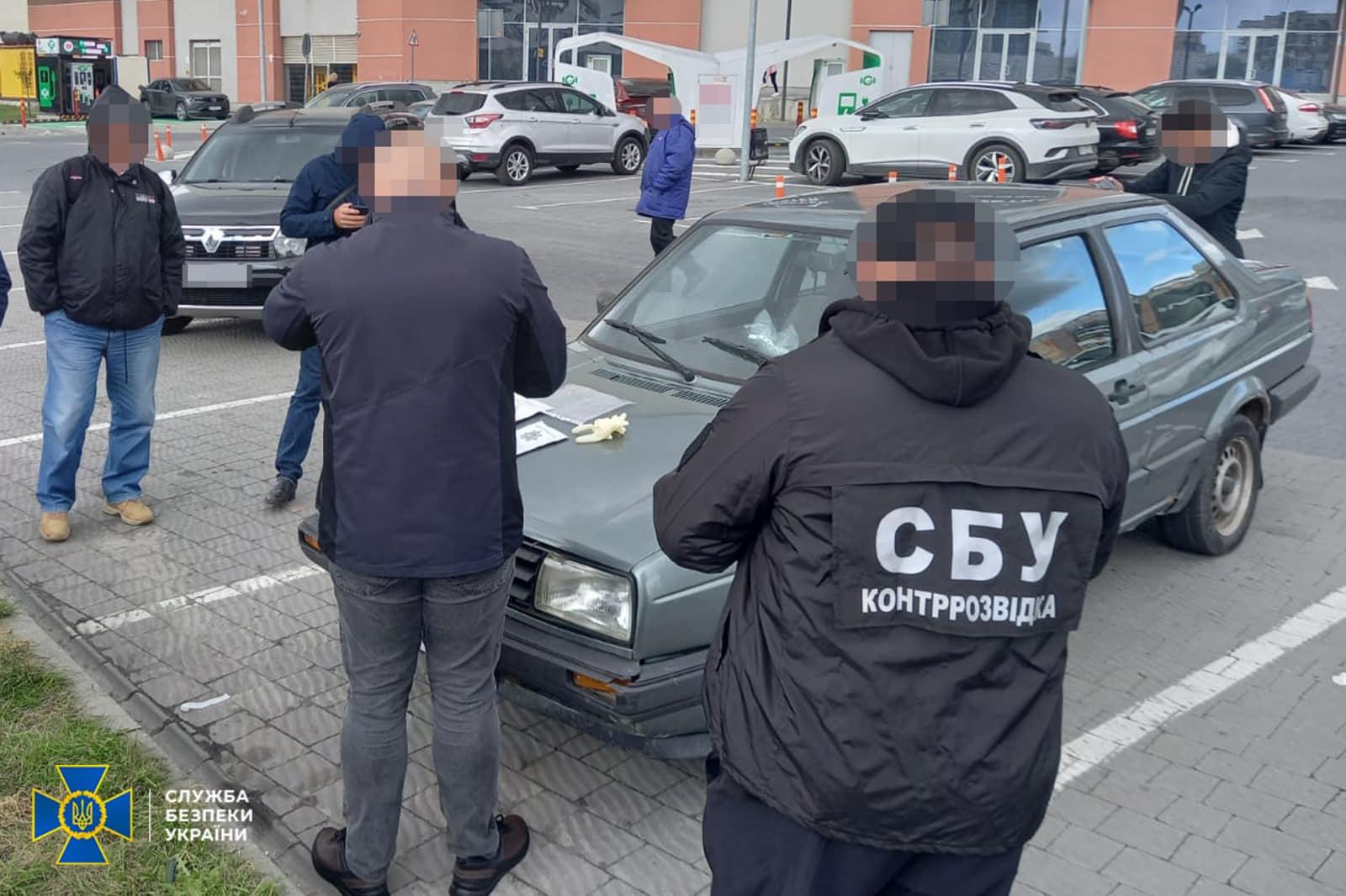 На Львівщині керівник благодійного фонду за 15 тисяч доларів переправляв за кордон чоловіків