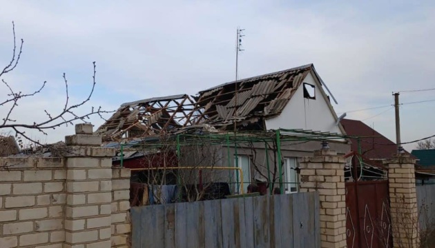 Росіяни обстріляли Зеленівку на Херсонщині: снаряд влучив у приватний будинок (фото)