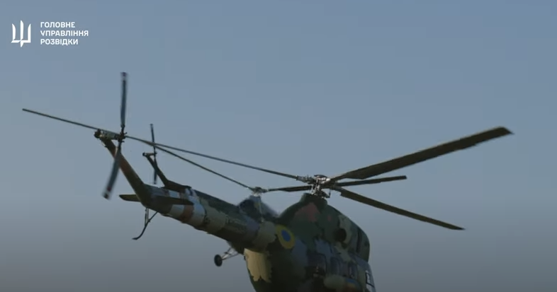 У ГУР показали, як на чотирьох гелікоптерах евакуювали важкопоранених бійців-розвідників (відео)