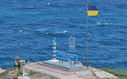 Росіяни скинули авіабомби на острів Зміїний