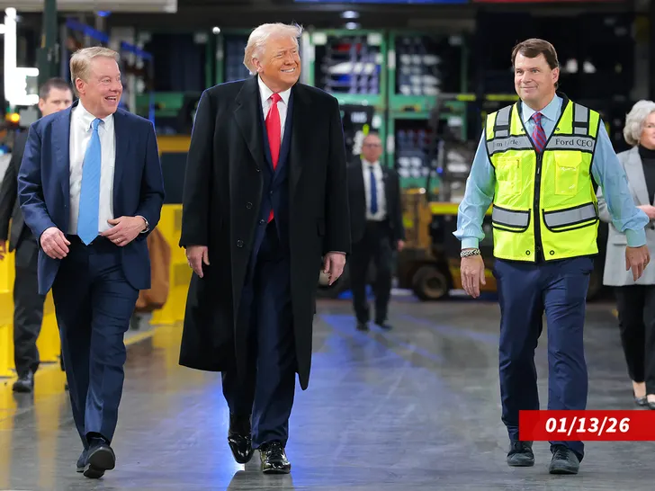 Трамп показав непристойний жест працівнику заводу Ford