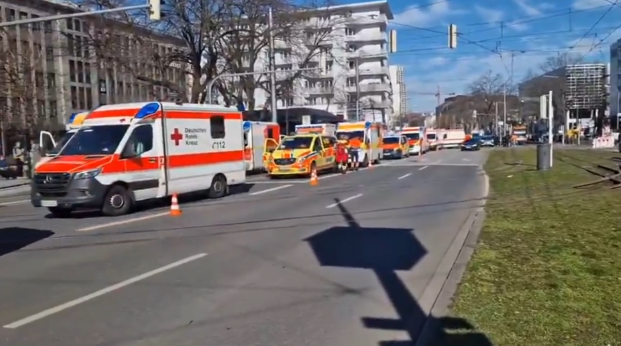 У Німеччині автомобіль в'їхав у натовп: є загиблі та поранені
