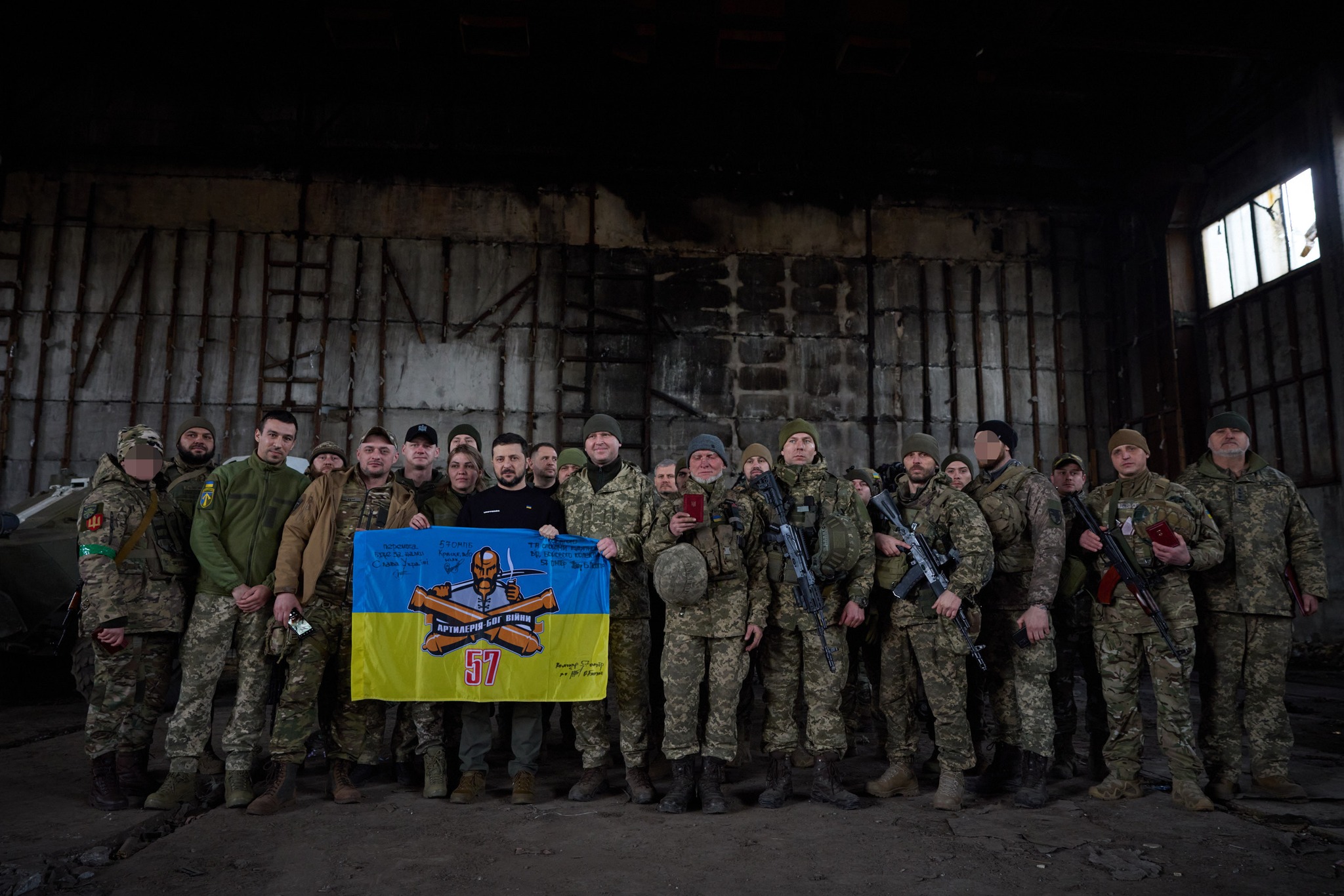 «Потиснути руки та подякувати». Зеленський відвідав район Бахмута