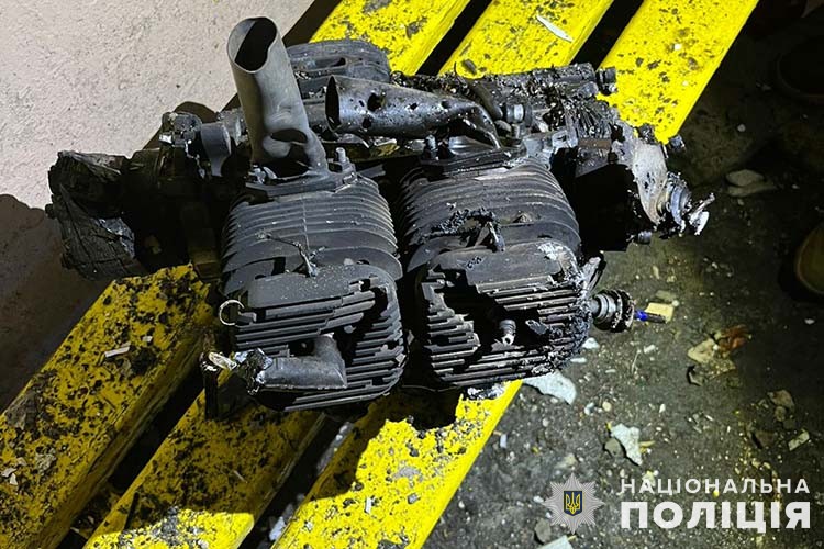 Фото уламків "шахеда", який вдарив по будинку у Тернополі